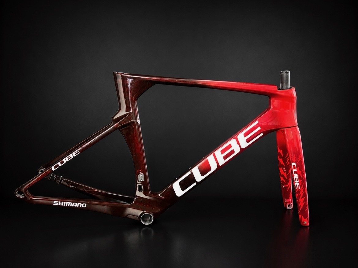 Cadre Cube en dégradé rouge pailleté, logos blancs